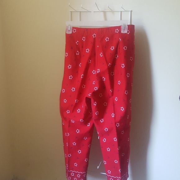 Real Comfort💙 Red and White Floral Capri Pants - Picture 2 of 5